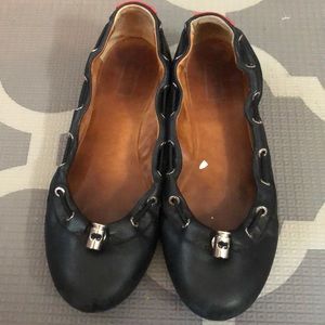 Dominica' Toggle Flats Hunter black size 7
